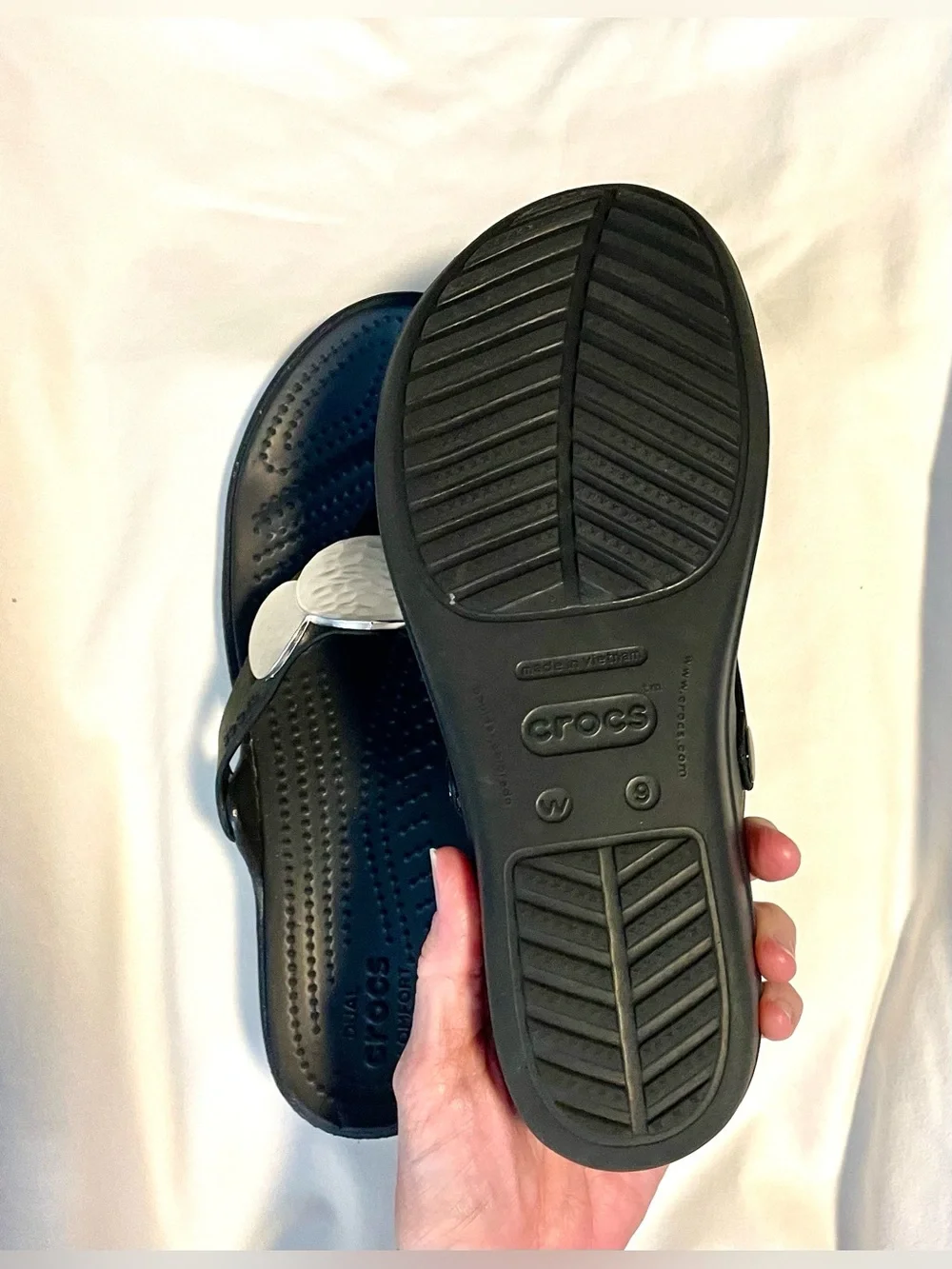 CROCS Sanrah Thong Wedge Sandal -Metal Disc Accent/Comfort- Woman’s Sz 9 - Black